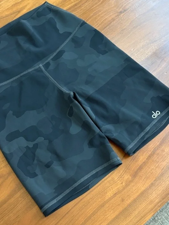 Alo Yoga High Waist Waisted Vapor Shorts In Black Camo 7” Inseam Size XXS - Picture 3 of 8